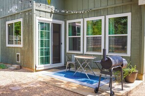 Outdoor dining - Cozy pet friendly home, walking distance from the Walnut Creek Greenbelt! (Austin)
