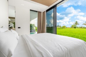 客房内保险箱、特色装修、特色家居、办公桌