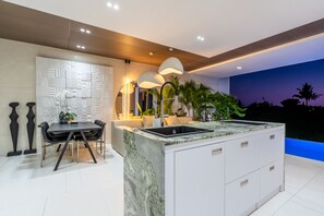 Peti sejuk, ketuhar gelombang mikro, dapur, pembancuh kopi/teh 