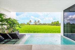 Outdoor pool, pool loungers - Anyuta Rai Villa (Ubud)