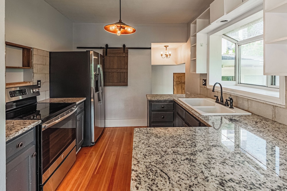 Top of the hill Sunny Manitou Springs home w/ sunroom, yard space Pet