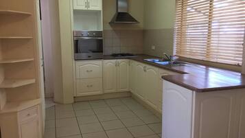 Kylskåp, mikrovågsugn, ugn och spishäll