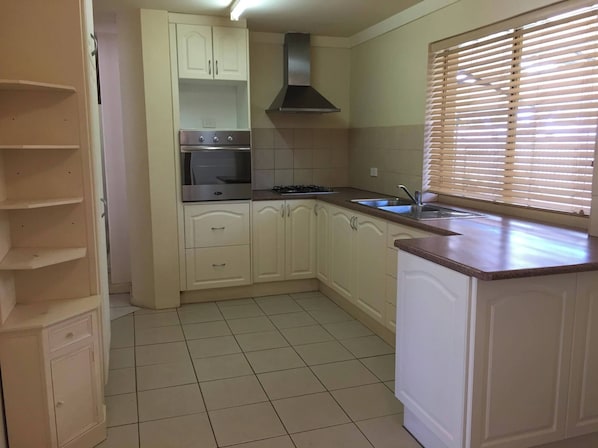 Fridge, microwave, oven, stovetop - swan valley area farmhouse stay surrounded by the life in the valley (Middle Swan)