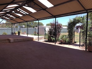 Property grounds - swan valley area farmhouse stay surrounded by the life in the valley (Middle Swan)