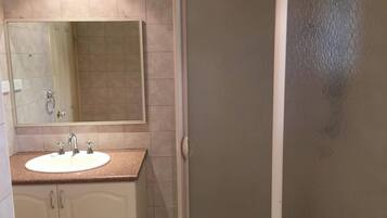 Dusch, hårtork, handdukar och tvål