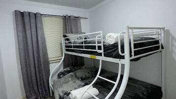 3 sovrum, strykjärn/strykbräda, gratis wi-fi och sängkläder