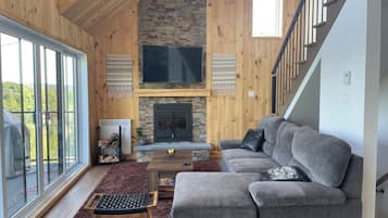 Una Smart TV, una chimenea, un futbolín