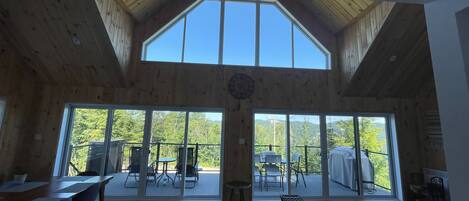 Smart-tv, een open haard en tafelvoetbal