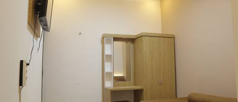 Schreibtisch, laptopgeeigneter Arbeitsplatz, kostenloses WLAN