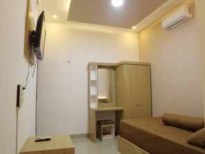 Desk, laptop workspace, free WiFi, bed sheets