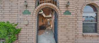 A gem Right on Historic RTE 66 in Downtown Williams.  Walk to the action!