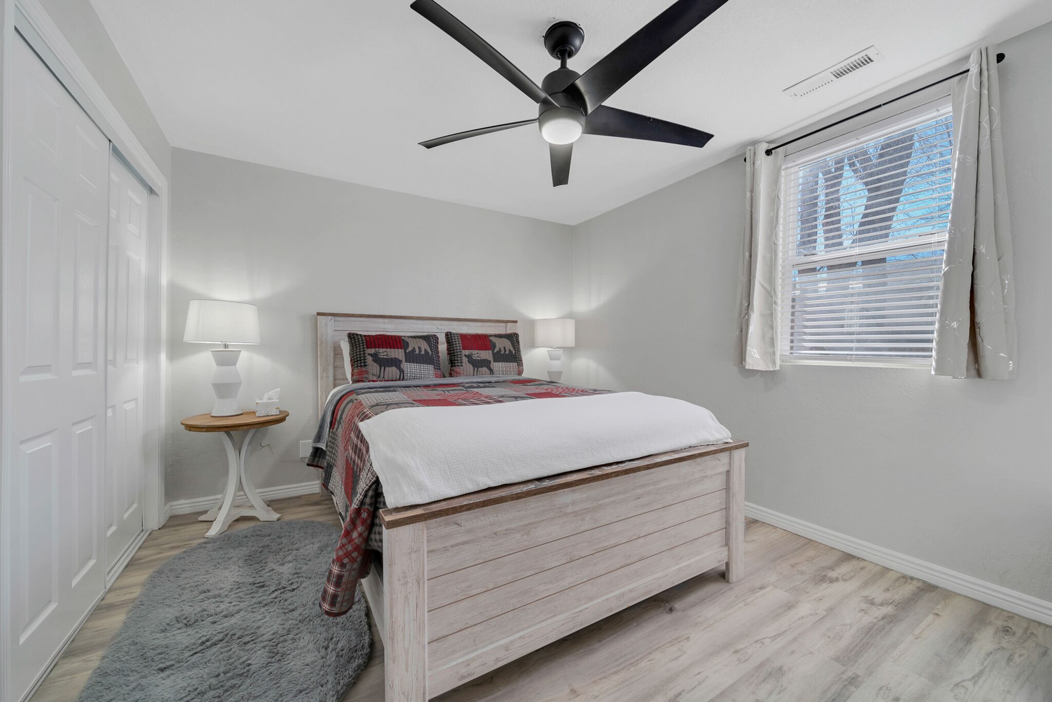 2 quartos, escrivaninha, ferros/tábuas de passar roupa