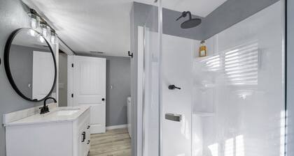 A gem Right on Historic RTE 66 with outdoor space. Walk to the action!
