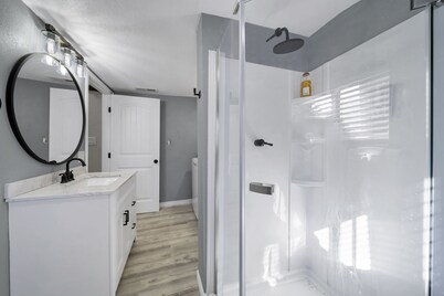 A gem Right on Historic RTE 66 with outdoor space.  Walk to the action!