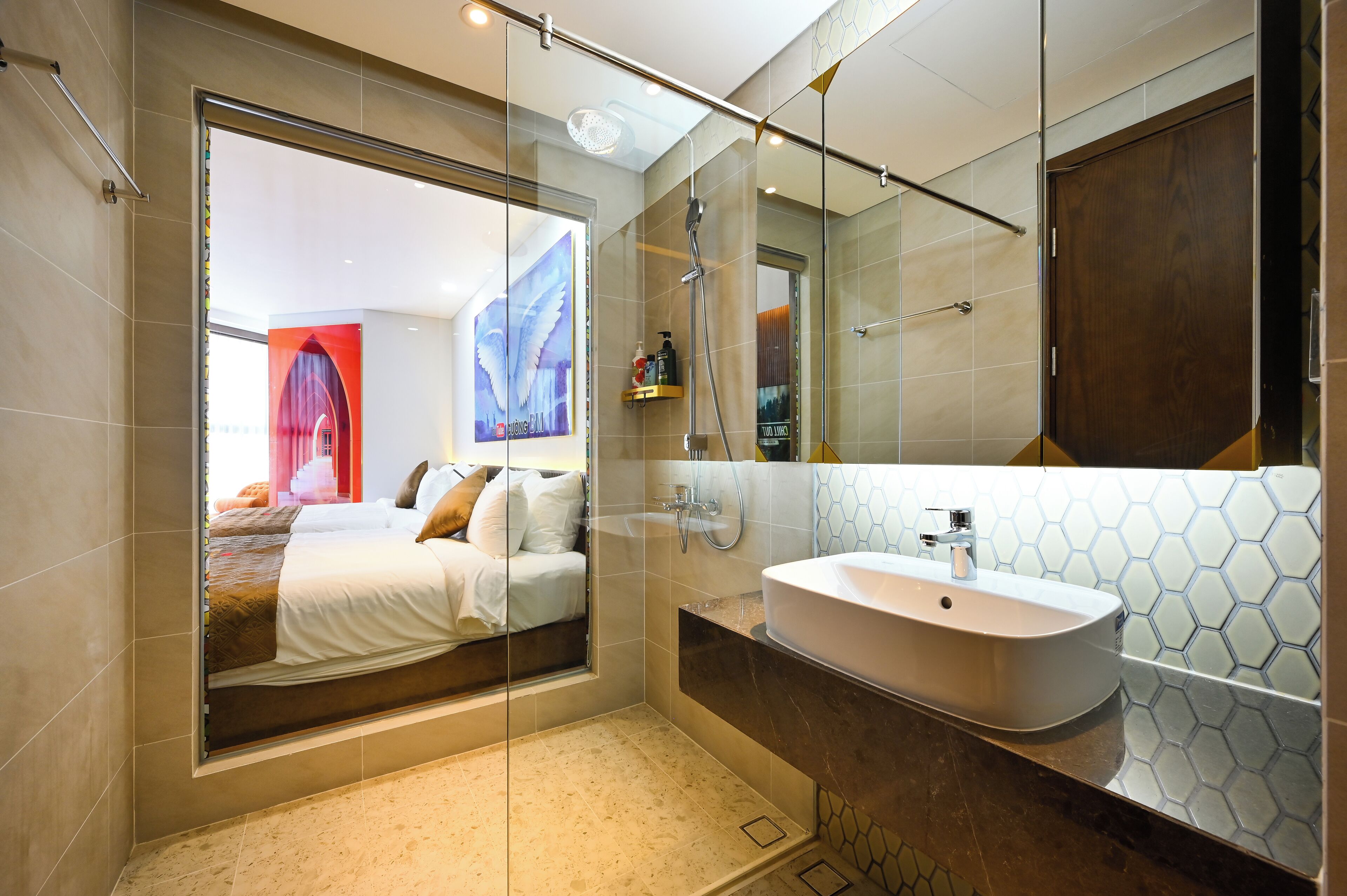 Shower, hair dryer, bidet, towels
