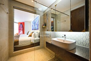 Een douche, een haardroger, een bidet, handdoeken