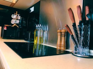 Kühlschrank, Ofen, Herdplatte, Wasserkocher