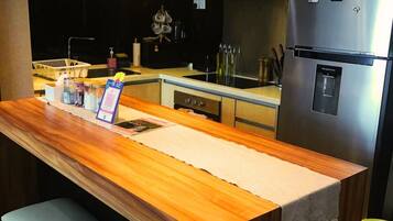 Fridge, oven, stovetop, electric kettle