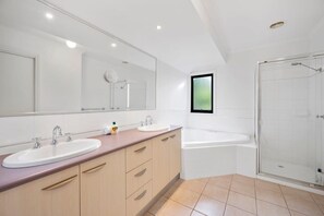 Shower, hair dryer, towels, shampoo