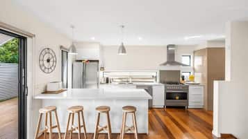 Jääkaappi, mikroaaltouuni, uuni, liesi