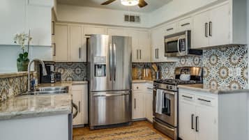 冰箱、微波炉、烤箱、炉灶