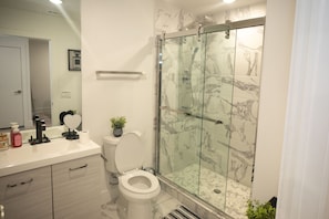 Towels, soap, shampoo, toilet paper