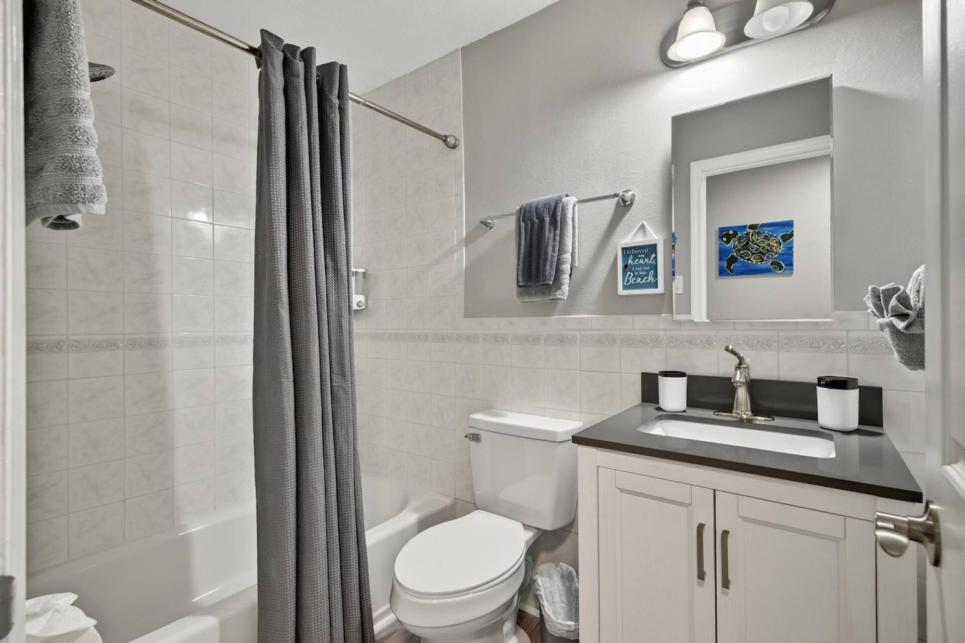 Un baño con ducha, inodoro, lavabo y armarios.