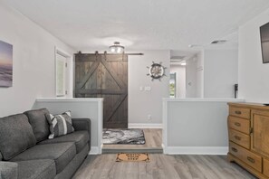 Älytelevisio, pöytäjalkapallopöytä, tulostin