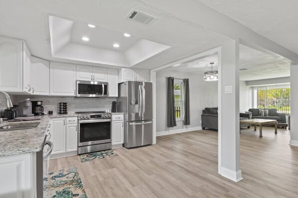 Jääkaappi, mikroaaltouuni, uuni, liesi