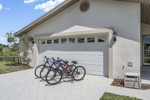 Eine Garage mit drei vor der Tür abstellenden Fahrrädern.