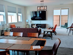 Smart TV, video games - Modern, Spacious, Family friendly & Relaxing Home in Sparks, NV. (Sparks)