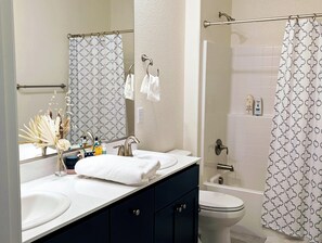 Ein Badezimmer mit einem Waschbecken, einer Toilette und einer Dusche.