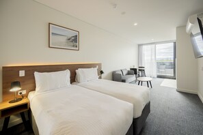 Premium bedding, in-room safe, laptop workspace, blackout drapes - Durham Serviced Apartments (Glenelg)