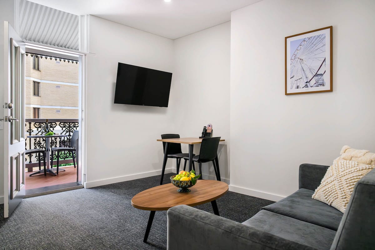 Appartement, 1 slaapkamer, balkon | Woonruimte | Een 50-inch smart-tv met digitale zenders