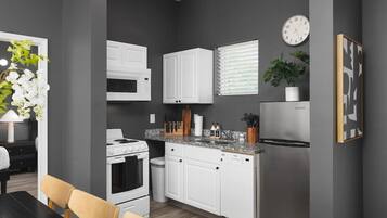 Een koelkast, een magnetron, een oven, een kookplaat