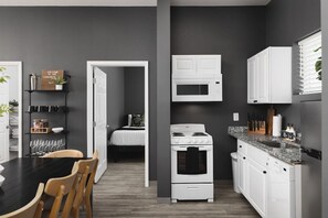 冷蔵庫、電子レンジ、オーブン、コンロ