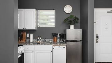 Een koelkast, een magnetron, een oven, een kookplaat