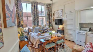 Desk, iron/ironing board, WiFi, bed sheets