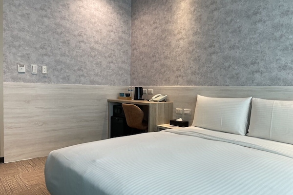 Deluxe Double Room | Skrifborð, myrkratjöld/-gardínur, hljóðeinangrun, straujárn/strauborð