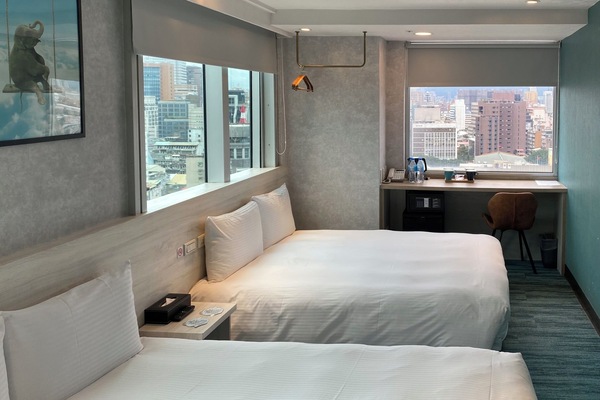 Deluxe Dört Kişilik Oda, 2 Çift Kişilik Yatak | Masa, güneşlik/perde, ses yalıtımı, ütü/ütü masası