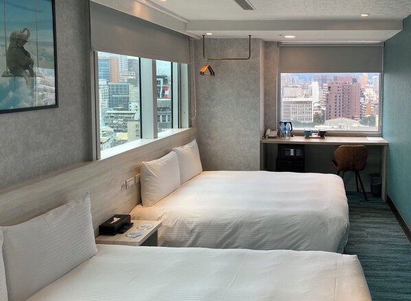 Desk, blackout curtains, soundproofing, iron/ironing board - Sky Gate Hotel (Taipei)