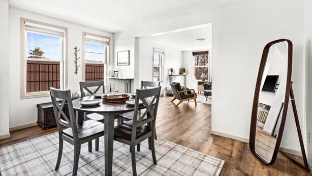 A dining area with a round table, chairs, and a plaid rug. - Superior Stay Very Cozy + Minutes to Duluth/Lake (Superior)