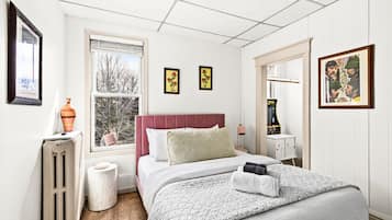 2 Schlafzimmer, Schreibtisch, Bügeleisen/Bügelbrett, Reisekinderbett