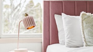 A bedroom with a bed, a bedside lamp, and a window. - Superior Stay Very Cozy + Minutes to Duluth/Lake (Superior)