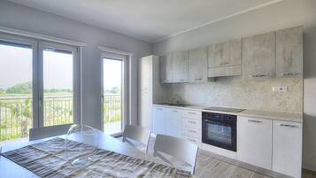 Kühlschrank, Ofen, Herdplatte, Wasserkocher mit Kaffee-/Teezubehör