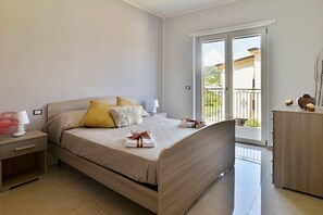 2 bedrooms, free WiFi, bed sheets - Casa Ondina B: A welcoming apartment situated in a quiet location, a few minutes from the town center, with Free WI-FI. (Casal Velino)