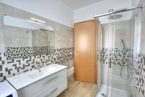 Shower, towels - Casa Ondina B: A welcoming apartment situated in a quiet location, a few minutes from the town center, with Free WI-FI. (Casal Velino)