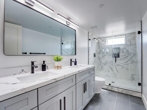 Shower, hair dryer, towels, soap - Sunset Vista @Mission Beach 1 - with Spa, rooftop & parking (San Diego)