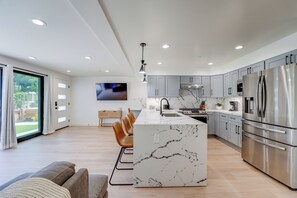 冷蔵庫、電子レンジ、オーブン、コンロ