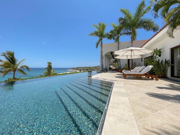 Alberca al aire libre y alberca climatizada